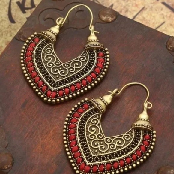 NWT Bohemian Style Burgundy Dangle Pierced Earrings in Gold Tone! - Picture 3 of 3